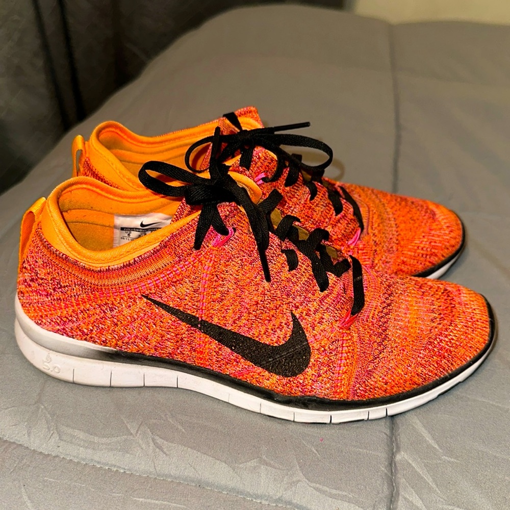 Woman’s Nike flyknit sneakers